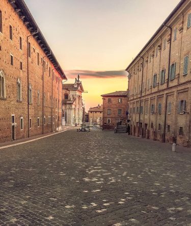 Adoro dormire ma amo di più l’alba ️️ Voi a che ora vi siete&hellip;