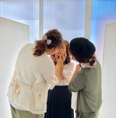 女子力めちゃくちゃ上がった 撮影でした‍️ . 髪型2パターンとネイルと . 着物もあるはずやったけど 急遽変更でアップスタイルに . . ネイルアピールのスタイルは爪が 見えへんようにせなあかんかった から難しかったけど、いい勉強に なったなぁ????…