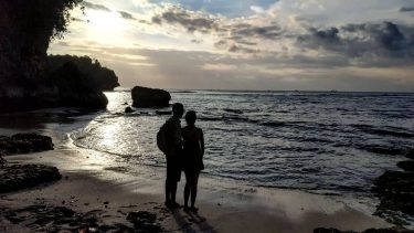 Silhouette #balitour #balitourism #beachlover #coupletravel #cntraveler #water #silhouette #beautyofearth #sunset #tlpicks #travellingtheworld #travelthroughthelenses #rock…