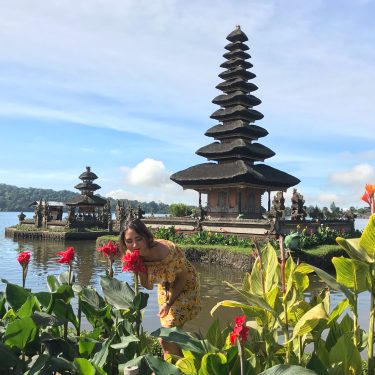 Fall in love Bali #ulundanuberatantemple #bali #ubud #indonesia_paradise #viajandosola #travellingalone #instamodel #lovetravel #lovebali #templeinbali…