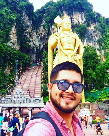 Batu Caves temple en Kuala Lumpur, Malasia ????????… Un templo de deidades Indú en…
