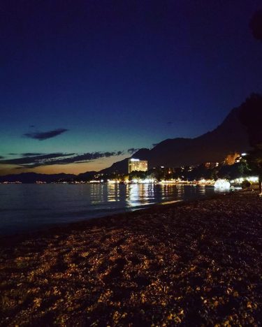 Makarska nocą Chorwacja???????? #croatia #makarska #makarskariviera #2018 #thebestplaceintheworld #holidays #trip #triplovers #travelers #lovetravel #trojewpodrozy&hellip;