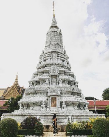 Royal palace ???????? #temples #travelcambodia #buddha #travelphotography #travelgirl #asia #discoverphnompenh #beautifuldestinations #palace #iamtb #paperflies…