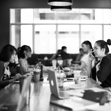 Everyone are so #hardworking, although #weekend…???????? #cafe #travel #travelphotography #coffee #girl #study #evening #streetphotography…