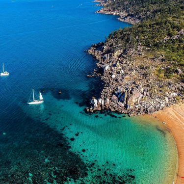 Magnetic Island delivering the goods today. You could see the reef from the sky!…