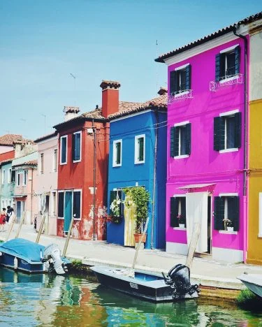 It’s another wonderful and colorful day in Burano – – #burano #buranocolors #buranoitaly #friday&hellip;
