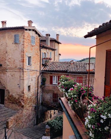 Di tutto ciò che ami, innamorati di nuovo, ogni giorno . Preferite l’alba o…