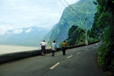 Viajar é colecionar histórias que vais trazer na mochila. É um olá, abraço e…