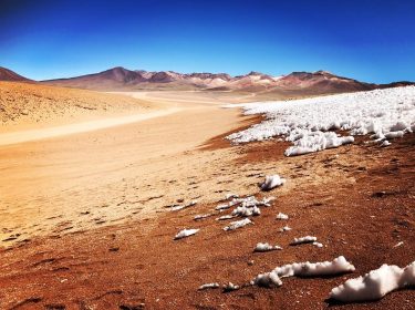 ‪Driving across the Desierto de Siloli and suffering with the 4543m altitude but it’s&hellip;