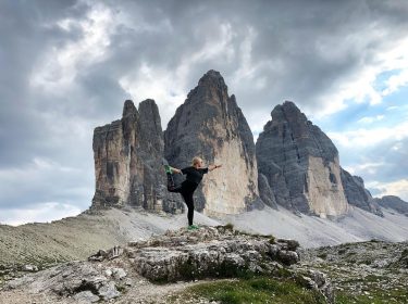 Drei Zinnen Yoga ????‍️ #südtirol #südtirolerleben #italien #dreizinnen #trecimedilavaredo #atemberaubend #travel #travelphotography #traveldiary_aroundtheworld #travelrepost…