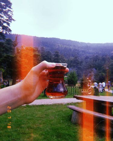 manzaraya karşı bi çay? #travelrepost #girlsthatwander ___ #huji #hujicam #hujifilm #polaroid #iamtb #travelpost #travellergirls&hellip;