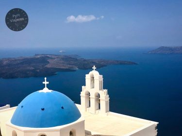 〰️Firostefani〰️ 〰️La isla de Santorini es conocida por las cúpulas de sus iglesias, la…