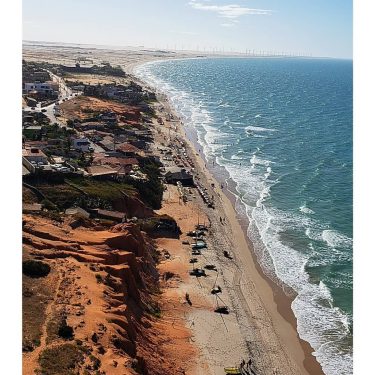 Em Canoa Quebrada fizemos um passeio de parapente que nos proporcionou uma vista incrível…