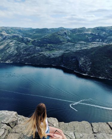 The mountains beauty #mountainhiking #perfectplace #enjoythismoment #travelphotography #preikestolennorway #travelrepost #bnesimppl
