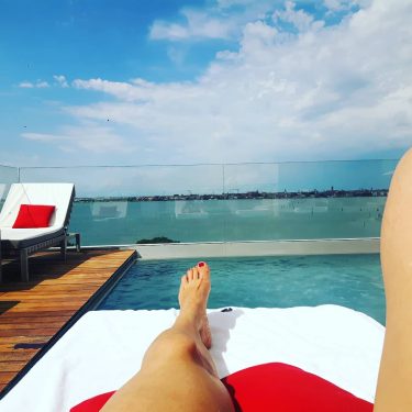 Buongiorno Non mi trovo sul tetto del mondo ma la vista #rooftop del @jwmvenice…
