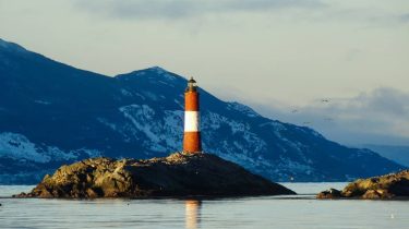 O Farol Les Eclaireurs é conhecido como farol do fim do mundo, embora o título&hellip;