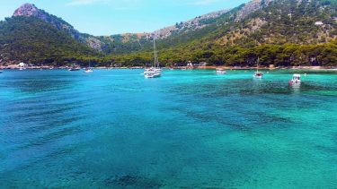 Playa De Formentor . . #yuliyakarpova_ph #naturalbeauty #nature #traveller #travelgoals #travelphotography #formentormallorca #sea #tramuntana…