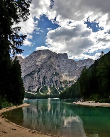 Postcard #postcard #lagodibraies #braies #lake #trentino #sudtirol #visitsouthtyrol #altoadige #dolomiti #italy #igersitalia #igersmood #mountains…