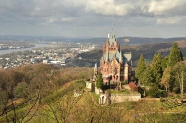 Easy and lovely day trip from Bonn to Königswinter and up to this castle…