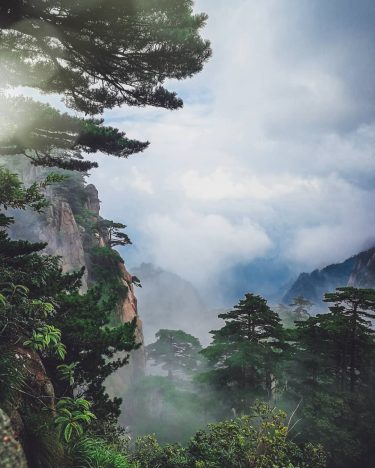 This wonderland . . . . . . #china #mounthuangshan #yellowmountain #huizhou #huangshan #hiking&hellip;