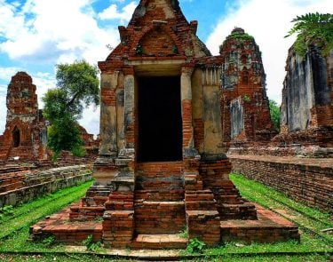Wat Mahathat #travelto #sourcedadventures #mustdotravels #travelingsnaps #theglobewanderer #livelovetheworld #travel_awesome #straythecourse #nomadnificent #vibetravel #wanderlust #backpackersanctuary…