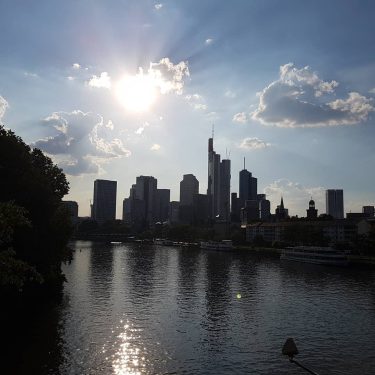 What a sun, what a . #frankfurtdubistsowunderbar #frankfurtammain #ffm #frankfurt #frankfurtskyline #mainhattan #deutschland #deutschland_greatshots…
