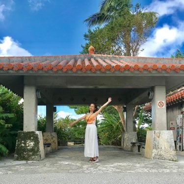9年ぶりの首里城 . やっぱり修学旅行で行くのとは 見たり感じたりするのが違うなぁ笑 . 5枚目のテキトーさがおもろすぎて みんなでツボったんもいい思い出かな笑 . 改修工事終わってキレイになってたし 天気と気候が「夏！！」って感じで 気持ちよかったな〜 . .…