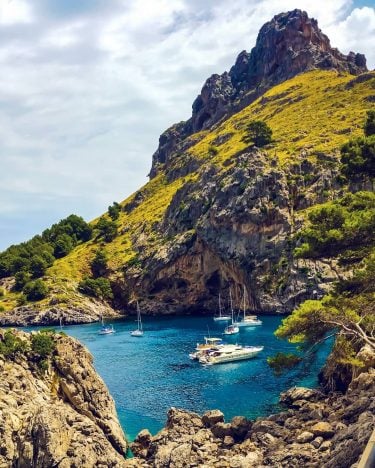 Sa Calobra . . #yuliyakarpova_ph #inlovewithmallorca #mallorcastyle #mallorcagram #mallorcaluxurylifestyle #travelstoke #mytravelpics #travelphotography #travelcommunity #travel_drops…
