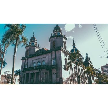 Tem muita gente estranha com quem o senhor se importa só peço que aguarde,…