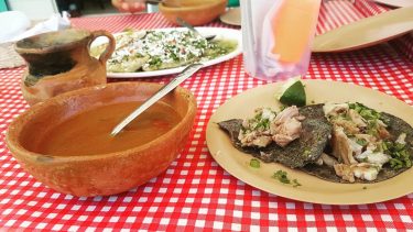Tlacoyos, Barbacoa y consomé . . #demochilazo #vivemexico #vive_mexico #mexico_maravilloso #lovesmexico #mexicodesconocido #visitmexico #pasionxmexico…
