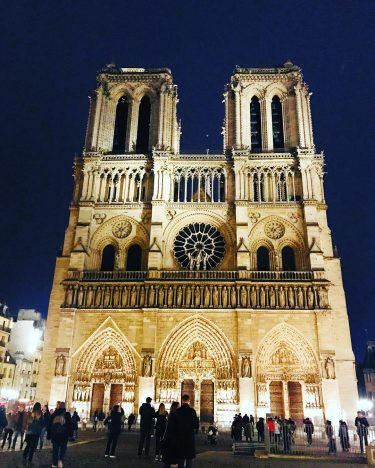 Catedral de #notredame todo un espectáculo por la #noche! #paris #francia #lovetravel #traveladdict #travelblogger…