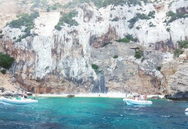 Really awesome beach in Cerdegna #trip #travelpic #travelblog #bestbeaches #sardegna #travelphotography #phototravel #instatravel #instamoment…