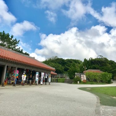 中学校の修学旅行から9年ぶりの首里城 . 改修工事真っ最中やった頃から早9年、、笑 . やっぱりあの頃とは感じること思うことは違ってて、大人になったんやなぁと実感しました笑 . あと何よりも4枚目のテキトーさが面白すぎる????笑 自由すぎてテキトーすぎて、結局後からみんな「もっとちゃんとすればよかった」ってちょっと後悔してた笑笑 . . #shuricastle #naha #okinawa…