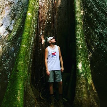 Absolument pas entrain de poser sous l’un des plus beaux arbres de France #trip…