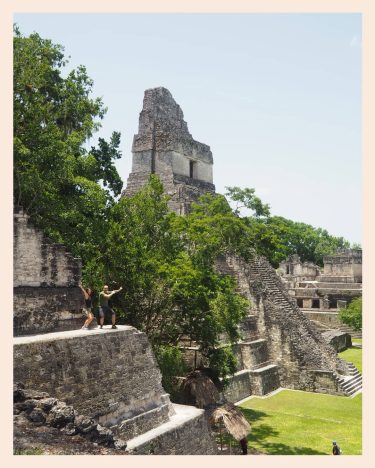 Inmens temple 1 del jaguar en el parc de Tikal. Som diminuts al costat…