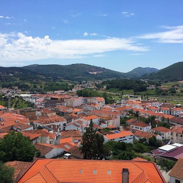 ???????? O castelo de Porto de Mós, erguido sob os escombros de um posto…