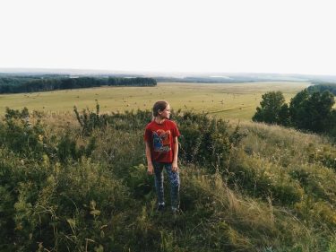 Сопка Рогачёва Юху, вершина. Прибыли мы туда уже к закату. Посидели, пожгли костёр, дым…