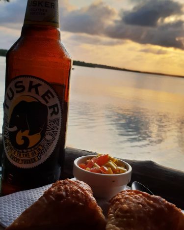 #kenya #kenya2018 #crabshack #beer #tusker #tuskerbeer #samosa #sunset #mangrovie #mangroviesunset #beautiful #beautifulpeace #paradise #relax…