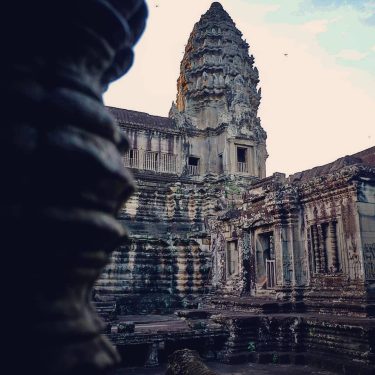 Angkor Wat #travelto #sourcedadventures #mustdotravels #travelingsnaps #theglobewanderer #livelovetheworld #travel_awesome #straythecourse #nomadnificent #vibetravel #wanderlust #backpackersanctuary…