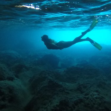 Haciendo snorkel dentro de una cueva #snorkel #sea #underwater #underthesea #beachgirl #beachlife #snorkeling #snorkels…