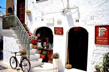 ¿Ya conoces???? la ciudad blanca️ de Ostuni? ¿Sabías que parte del misterio⤴️ que envuelve…