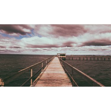 Meu lugar é aqui Na esquina do mundo Com sangue de bugre E vinho…