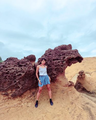 Find your . . . #mingmingtraveljournal #lakwatserangpusa #latepost #Asia #Taiwan #travelAsia #Yehliu #rockformation #pose…