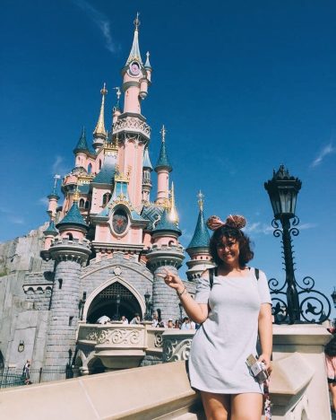 Bonjour desde Disneyland Paris. Foto tradicional de este año, la tercera para la colección!…