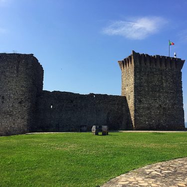 ???????? Ourém e bastante visitado por suas ruínas do castelo e pelo palácio, que…