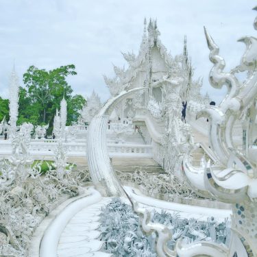 Heaven and Hell in the same image ???????? ________________________________________________________ #temple #white #amazing #awesome #architecture…