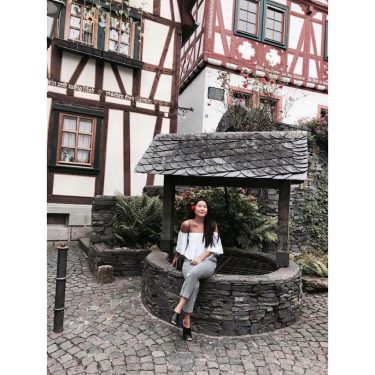 Hii! • • • Top: @zara Pants & Shoes: @zara #travelgram #places #travelblogger #travel…