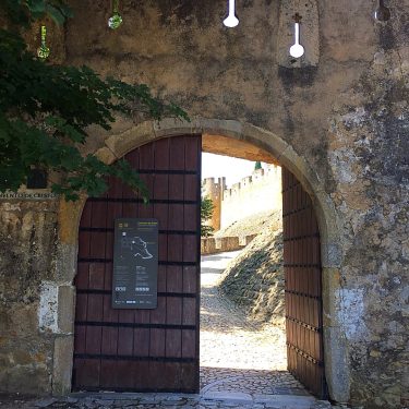 ???????? A origem do castelo de Tomar está intimamente ligada aos primórdios do reino…