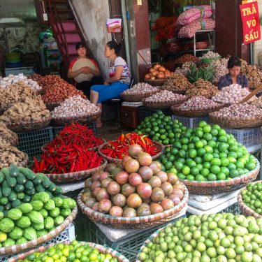 How fruit should be sold. . . . . #hanoi #hanoifood #hanoi???????? #hanoimarket #streetfood…
