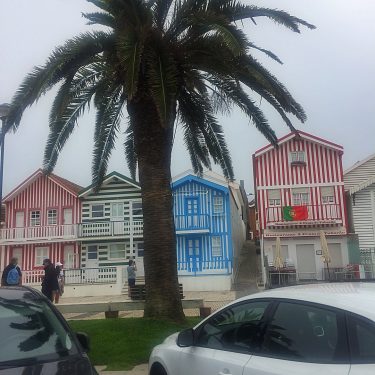 ???????? A Praia da Costa Nova é uma extensa praia de areia branca. As…